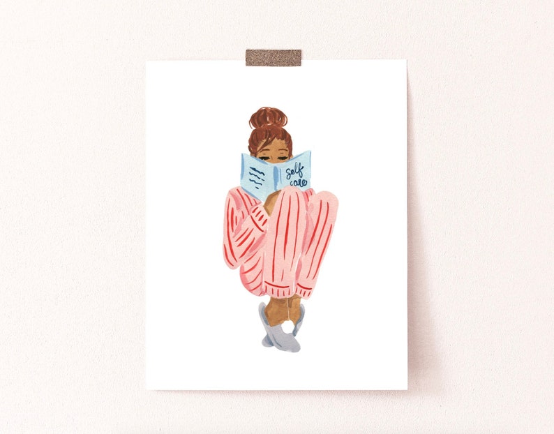 Może przedstawiać: Ilustracja osoby w r&oacute;żowo-białej, pasiastych piżamie czytającej książkę zatytułowaną "Self care".
