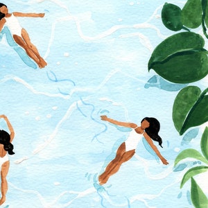 Pu&ograve; includere: Tre figure in costume da bagno bianchi galleggiano in un'illustrazione ad acquerello blu e bianca di acqua. Le figure sono rivolte in direzioni diverse e hanno lunghi capelli scuri. Ci sono foglie verdi nell'angolo in alto a destra dell'immagine.