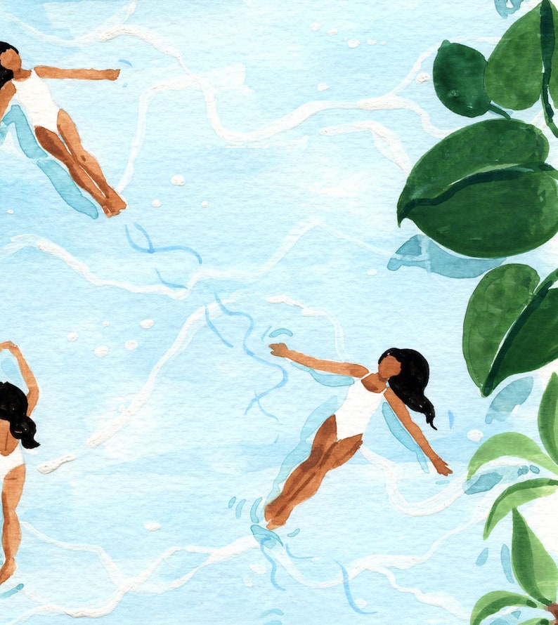 Pu&ograve; includere: Tre figure in costume da bagno bianchi galleggiano in un'illustrazione ad acquerello blu e bianca di acqua. Le figure sono rivolte in direzioni diverse e hanno lunghi capelli scuri. Ci sono foglie verdi nell'angolo in alto a destra dell'immagine.