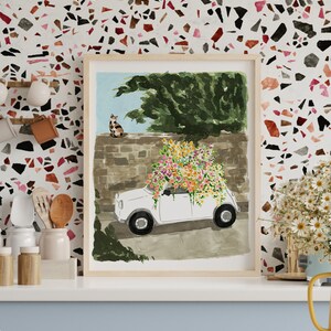 K&ouml;nnte beinhalten: Ein Aquarellbild eines wei&szlig;en Autos mit einem gro&szlig;en Strau&szlig; aus rosa, gelben und orangefarbenen Blumen darauf. Das Auto steht vor einer Steinmauer, auf der eine Katze sitzt.