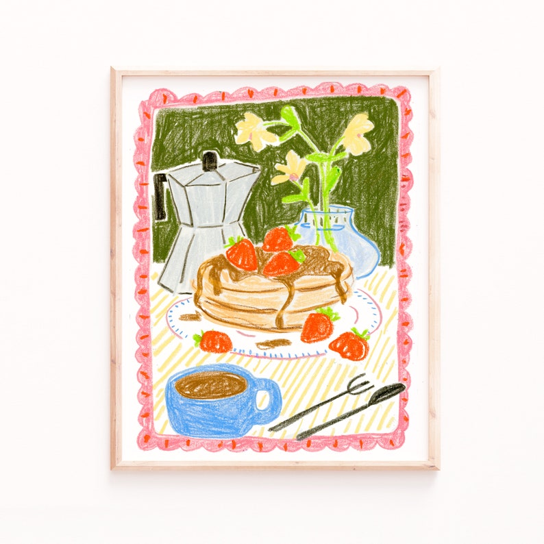 K&ouml;nnte beinhalten: Bunte Illustration einer Fr&uuml;hst&uuml;cksszene. Ein Stapel Pfannkuchen mit Erdbeeren und Schokoladensauce liegt auf einem Teller. Eine blaue Kaffeetasse, eine silberne Kaffeemaschine und eine Vase mit gelben Blumen sind ebenfalls abgebildet.