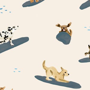 K&ouml;nnte beinhalten: Ein nahtloses Muster mit verschiedenen Hunden, die auf blauen Surfboards surfen, vor einem cremefarbenen Hintergrund. Die Hunde sind im Aquarell-Stil mit verschiedenen Rassen und Posen illustriert. Einige Hunde tragen Schwimmwesten, w&auml;hrend andere Surfboards halten. Das Muster ist perfekt, um jedem Projekt eine verspielte und skurrile Note zu verleihen.