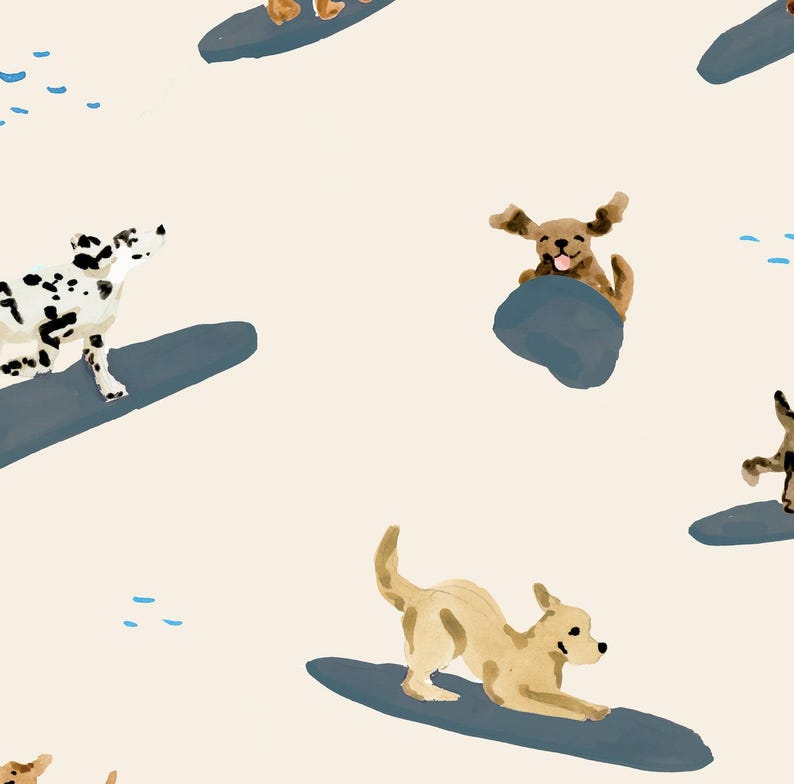 K&ouml;nnte beinhalten: Ein nahtloses Muster mit verschiedenen Hunden, die auf blauen Surfboards surfen, vor einem cremefarbenen Hintergrund. Die Hunde sind im Aquarell-Stil mit verschiedenen Rassen und Posen illustriert. Einige Hunde tragen Schwimmwesten, w&auml;hrend andere Surfboards halten. Das Muster ist perfekt, um jedem Projekt eine verspielte und skurrile Note zu verleihen.