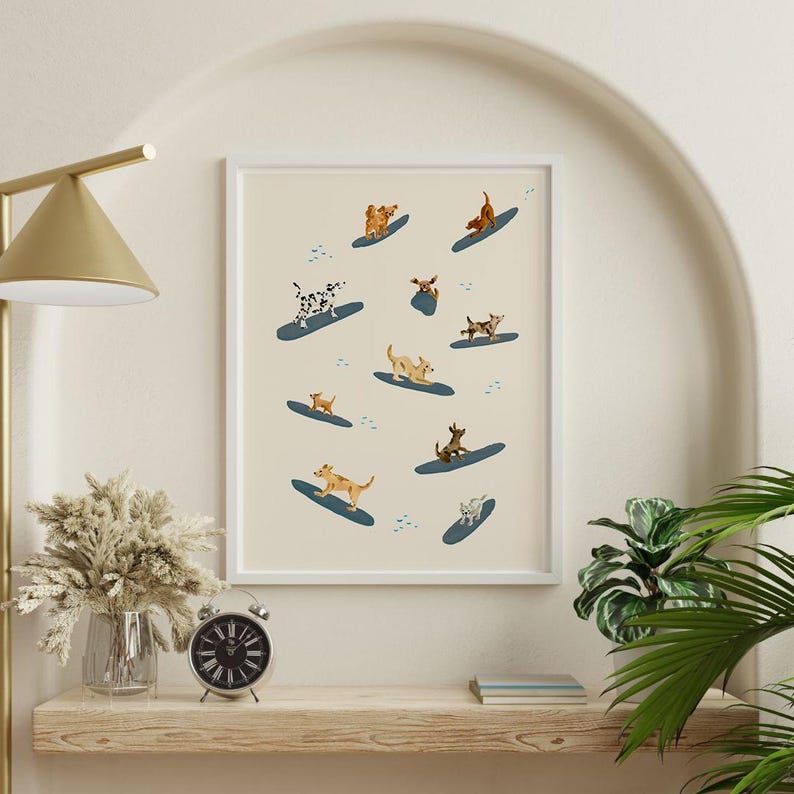 K&ouml;nnte beinhalten: Ein wei&szlig;er gerahmter Druck mit hellbeigefarbenem Hintergrund, der eine skurrile Illustration von Hunden zeigt, die auf blauen und wei&szlig;en Wellen surfen. Die Hunde sind verschiedener Rassen und Farben, darunter braun, wei&szlig;, schwarz und Dalmatiner.
