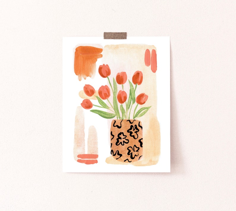 Puede incluir: Una pintura de acuarela de un ramo de tulipanes rojos en un jarr&oacute;n con estampado marr&oacute;n y negro. El fondo es beige claro con formas abstractas en naranja y rosa.