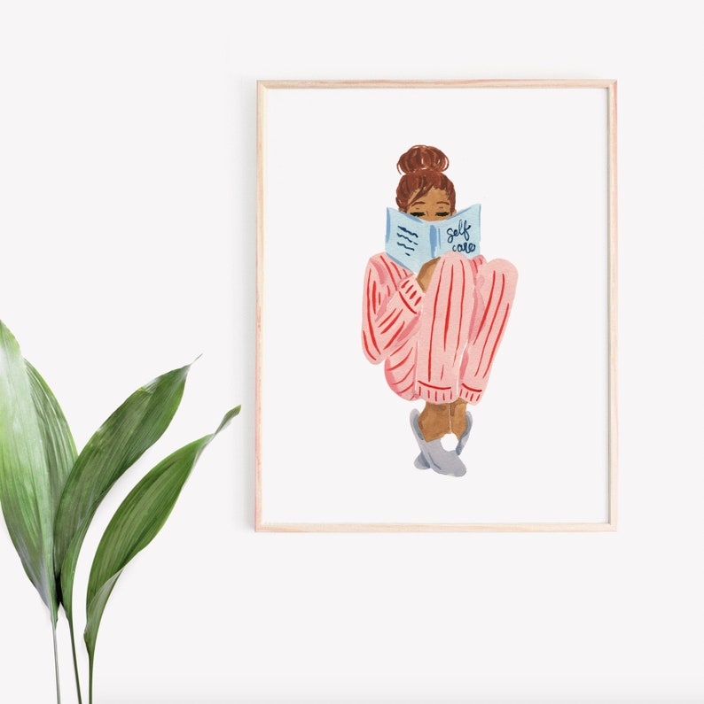Może przedstawiać: Cyfrowa ilustracja osoby w r&oacute;żowo-czerwonej, pasiastych piżamie czytającej książkę zatytułowaną "Self Care".
