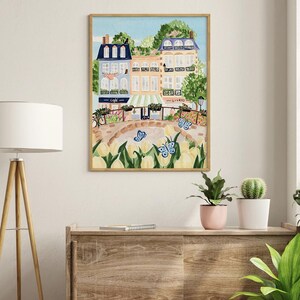 Op de afbeelding: Een aquarel schilderij van een Parijse straat sc&egrave;ne met kleurrijke gebouwen, een caf&eacute;, een boekwinkel en een brug. De sc&egrave;ne is gevuld met gele tulpen en blauwe vlinders.