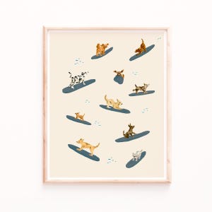 K&ouml;nnte beinhalten: Ein beiger Hintergrund mit einer Vielzahl von Hunden, die auf blauen Surfbrettern surfen. Die Hunde sind alle verschiedenen Rassen und Farben und haben alle Spa&szlig;.