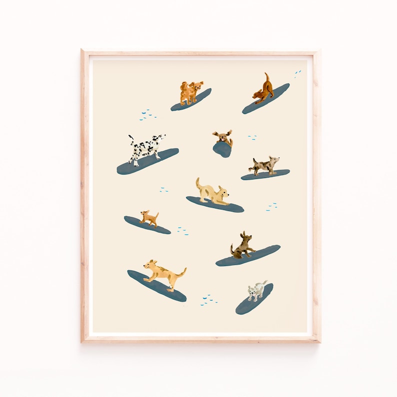 K&ouml;nnte beinhalten: Ein beiger Hintergrund mit einer Vielzahl von Hunden, die auf blauen Surfbrettern surfen. Die Hunde sind alle verschiedenen Rassen und Farben und haben alle Spa&szlig;.
