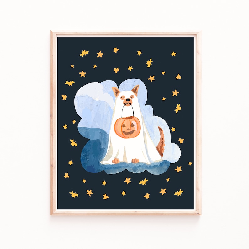 Puede incluir: Un perro blanco vestido de fantasma para Halloween, sosteniendo un cubo de calabaza. El perro est&aacute; sentado en una nube azul con estrellas amarillas en el fondo.