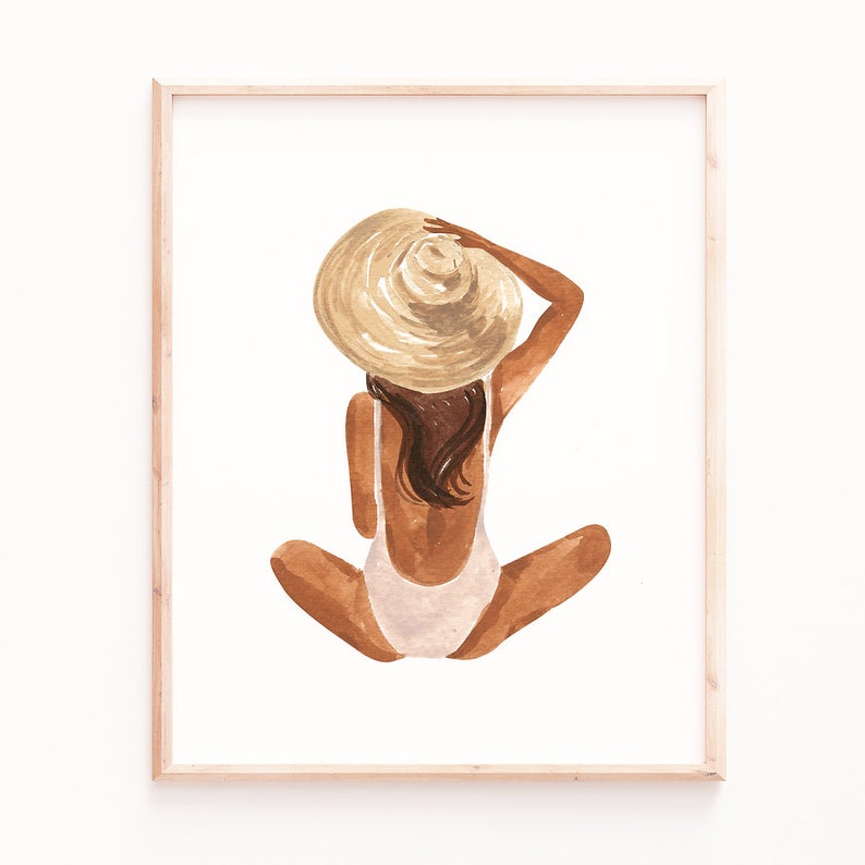 Op de afbeelding: Een aquarel-illustratie van een persoon die een witte badpak en een grote, breedgerande strohoed draagt. De persoon zit met gekruiste benen en de rug naar de kijker.