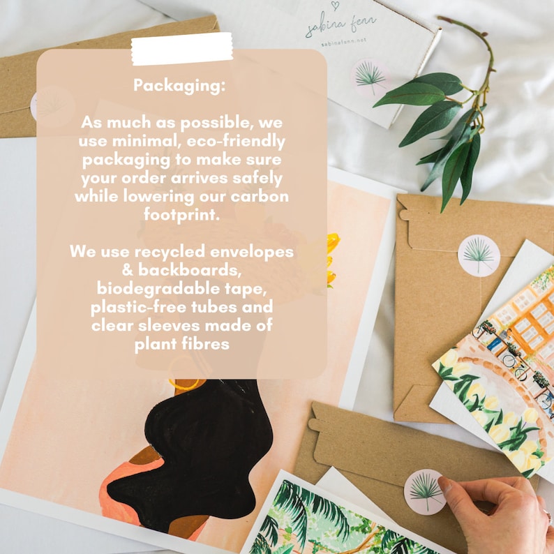 Op de afbeelding: Een close-up van een bruine envelop met een witte sticker met een palmboomontwerp. De envelop maakt deel uit van een set eco-vriendelijke verpakkingsmaterialen, waaronder gerecyclede enveloppen, achterplaten, biologisch afbreekbaar tape, plasticvrije buizen en mouwen van plantenvezels. De tekst op de afbeelding luidt "Verpakking: Zo veel mogelijk gebruiken we minimale, milieuvriendelijke verpakkingen om ervoor te zorgen dat uw bestelling veilig aankomt en tegelijkertijd onze ecologische voetafdruk te verkleinen. We gebruiken gerecyclede enveloppen & achterplaten, biologisch afbreekbaar tape, plasticvrije buizen en mouwen van plantenvezels."