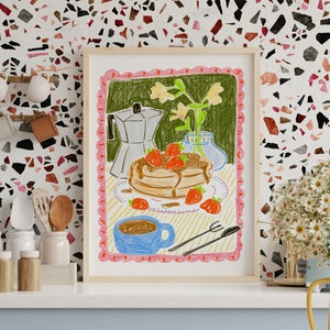 K&ouml;nnte beinhalten: Gerahmte Buntstiftzeichnung einer Fr&uuml;hst&uuml;cksszene. Das Kunstwerk zeigt Pfannkuchen mit Erdbeeren, eine Kaffeekanne, eine blaue Tasse und eine Blumenvase. Der Rahmen hat einen rosa, gewellten Rand und steht vor einer gemusterten Wand.