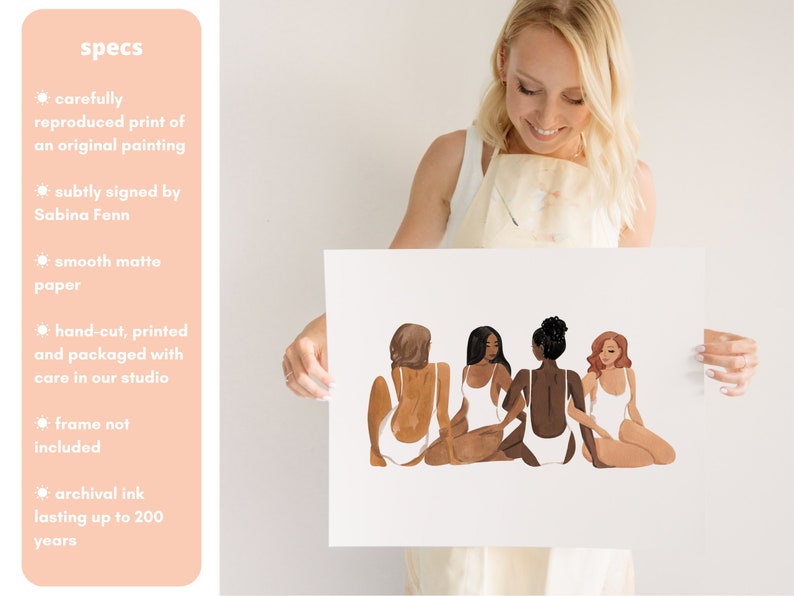 K&ouml;nnte beinhalten: Ein Druck eines Aquarellbildes mit f&uuml;nf Frauen in wei&szlig;en Badeanz&uuml;gen, die zusammen sitzen. Die Frauen haben unterschiedliche Hautt&ouml;ne und Frisuren. Der Druck ist auf glattem mattem Papier und wird handgeschnitten, gedruckt und sorgf&auml;ltig verpackt.