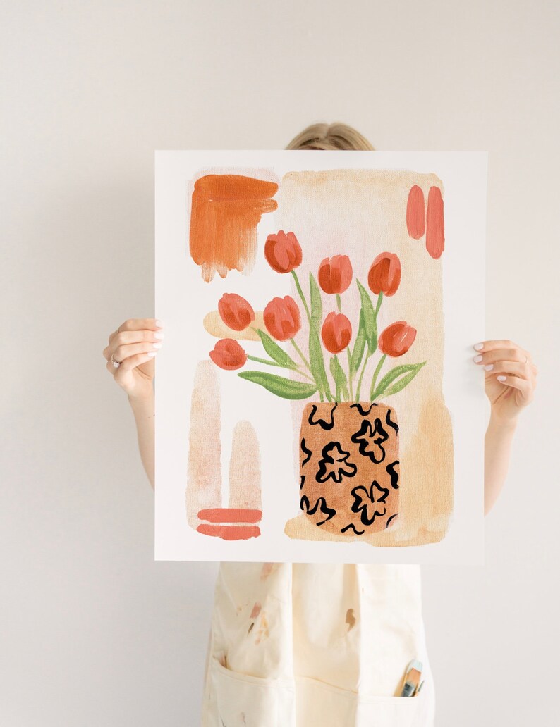 Puede incluir: Una pintura de acuarela de un ramo de tulipanes rojos en un jarr&oacute;n de color marr&oacute;n y negro con estampado. El fondo es de color beige claro con formas abstractas en tonos naranja y rojo.