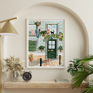 K&ouml;nnte beinhalten: Ein Aquarellgem&auml;lde eines Geb&auml;udes mit einer gr&uuml;nen T&uuml;r und einer Katze, die auf einem Fenstersims sitzt. Das Geb&auml;ude hat eine gekachelte Fassade mit einem floralen Muster. An dem Geb&auml;ude wachsen Pflanzen und eine Katze geht vor dem Geb&auml;ude spazieren.