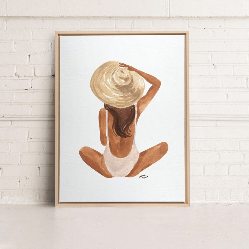Op de afbeelding: Een aquarel schilderij van een persoon die een witte badpak en een grote strohoed draagt. De persoon zit met gekruiste benen en de rug naar de kijker. De achtergrond is wit.