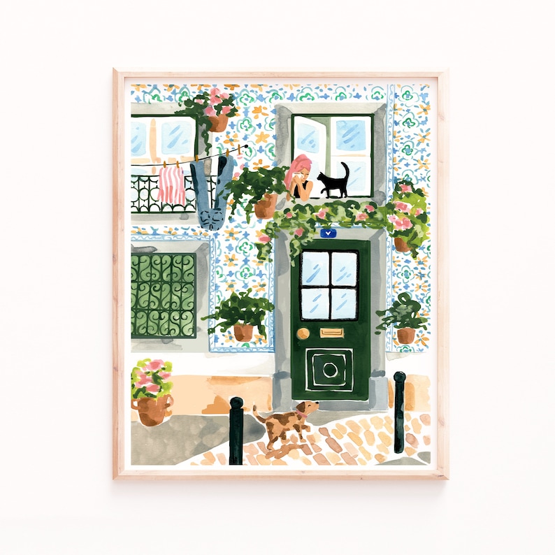 K&ouml;nnte beinhalten: Ein Aquarellbild eines Geb&auml;udes mit einer gr&uuml;nen T&uuml;r und einer gekachelten Fassade. An dem Geb&auml;ude wachsen Pflanzen und Blumen, und eine Katze und ein Hund sind in der Szene.