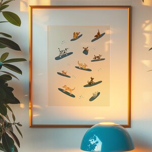 K&ouml;nnte beinhalten: Eine gerahmte Illustration von Hunden, die auf Wellen surfen. Die Hunde sind verschiedener Rassen und Farben, und die Wellen sind hellblau. Der Hintergrund ist hellgelb.