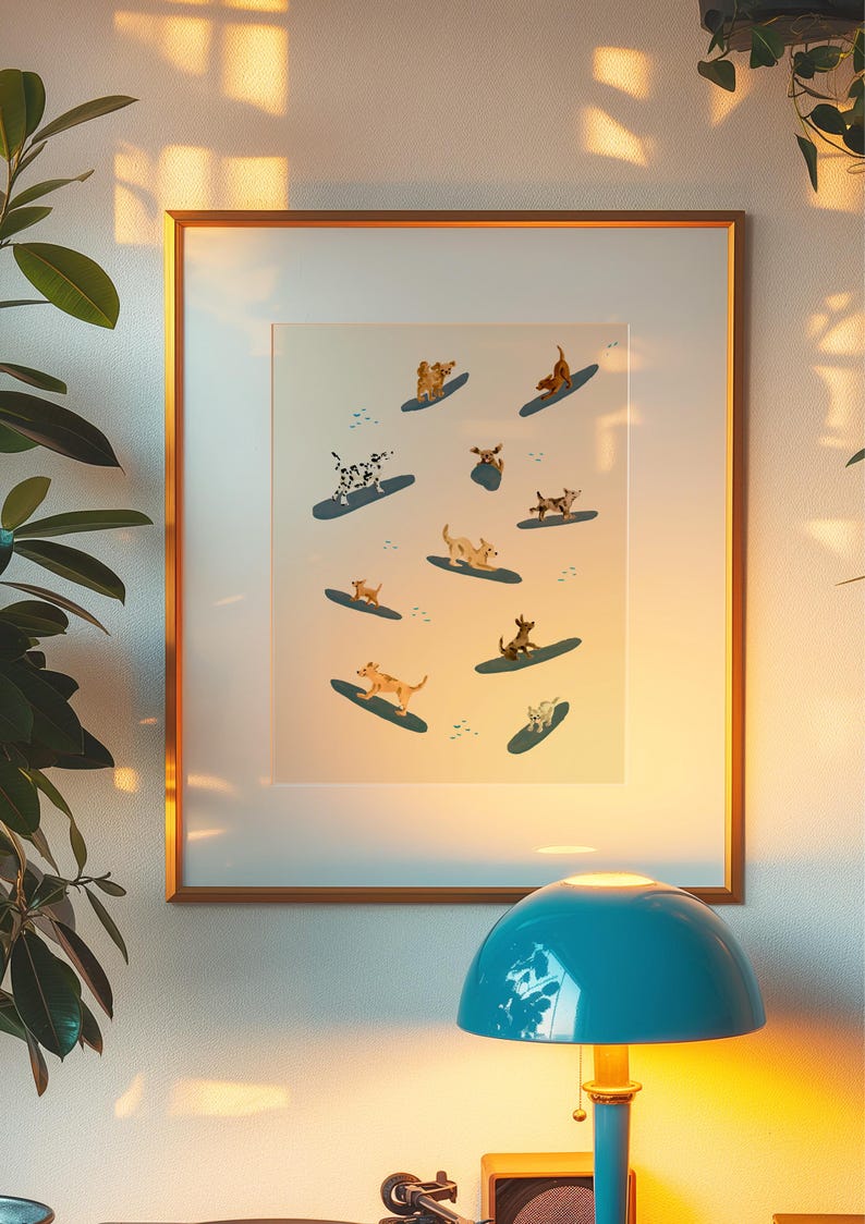 K&ouml;nnte beinhalten: Eine gerahmte Illustration von Hunden, die auf Wellen surfen. Die Hunde sind verschiedener Rassen und Farben, und die Wellen sind hellblau. Der Hintergrund ist hellgelb.