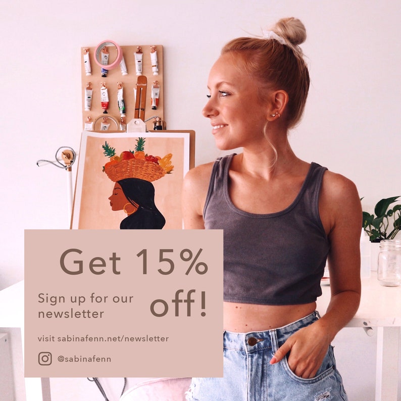 Puede incluir: Una mujer con un top gris sin mangas y pantalones vaqueros azules se encuentra frente a una pintura de una mujer con una cesta de fruta en la cabeza. El texto de la imagen dice "Get 15% off! Sign up for our newsletter visit sabinafenn.net/newsletter @sabinafenn".