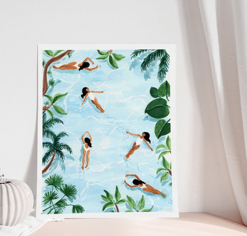 Pu&ograve; includere: Dipinto ad acquerello di cinque donne che nuotano in una piscina circondata da piante tropicali. Le donne indossano costumi da bagno bianchi e sono in varie pose. L'acqua &egrave; di colore blu chiaro e le piante sono verdi.