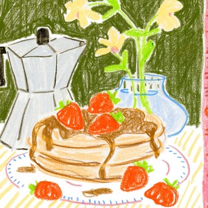 K&ouml;nnte beinhalten: Illustration von Pfannkuchen mit Erdbeeren und Schokoladensauce auf einem Teller. Eine silberne Kaffeekanne, eine Vase mit gelben Blumen und zus&auml;tzliche Erdbeeren sind ebenfalls im Bild zu sehen.