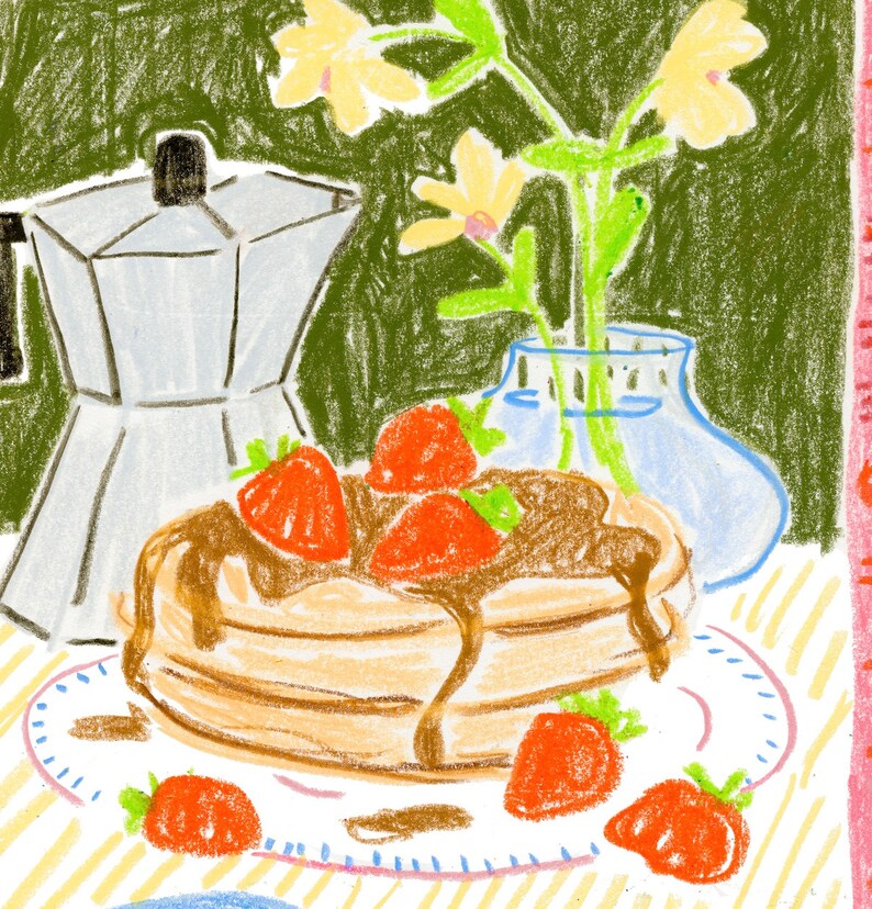 K&ouml;nnte beinhalten: Illustration von Pfannkuchen mit Erdbeeren und Schokoladensauce auf einem Teller. Eine silberne Kaffeekanne, eine Vase mit gelben Blumen und zus&auml;tzliche Erdbeeren sind ebenfalls im Bild zu sehen.