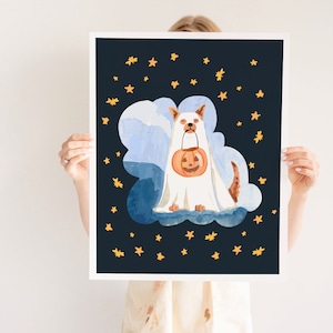 Puede incluir: Un perro blanco vestido de fantasma sosteniendo una calabaza tallada en un cielo nocturno azul oscuro con estrellas doradas.