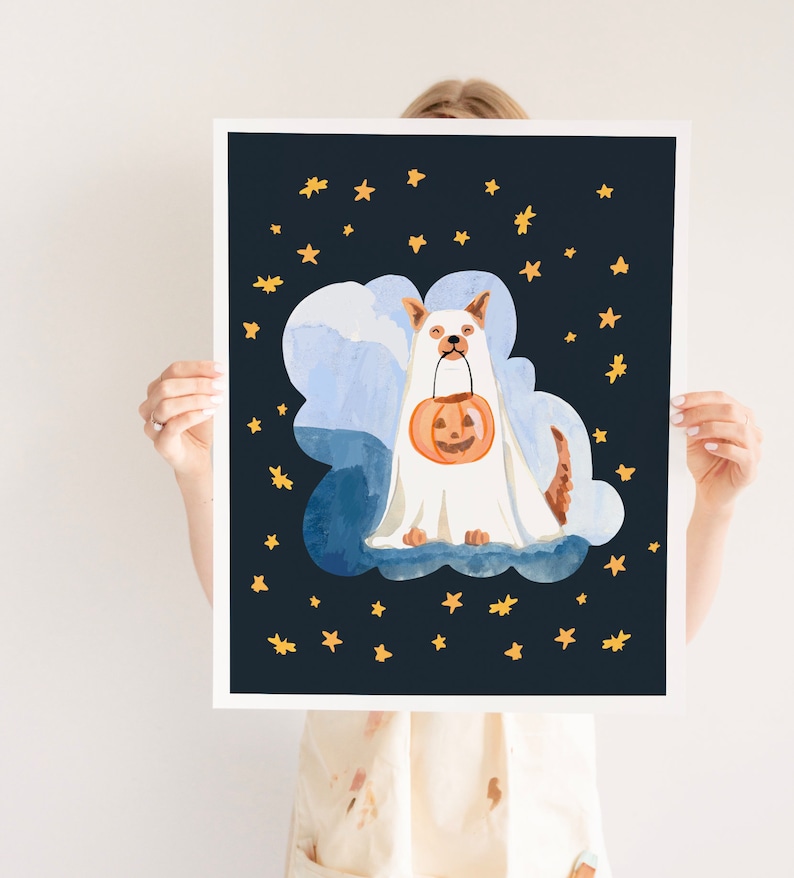 Puede incluir: Un perro blanco vestido de fantasma sosteniendo una calabaza tallada en un cielo nocturno azul oscuro con estrellas doradas.