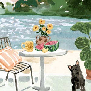 Puede incluir: Una mesa blanca con una taza amarilla, un jarr&oacute;n con flores amarillas y dos rebanadas de sand&iacute;a. Un perro negro se sienta en el suelo junto a la mesa. La mesa est&aacute; puesta en un patio blanco con una piscina azul en el fondo.