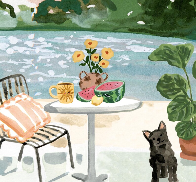Puede incluir: Una mesa blanca con una taza amarilla, un jarr&oacute;n con flores amarillas y dos rebanadas de sand&iacute;a. Un perro negro se sienta en el suelo junto a la mesa. La mesa est&aacute; puesta en un patio blanco con una piscina azul en el fondo.