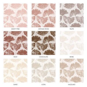 K&ouml;nnte beinhalten: Neun verschiedene Farbvarianten eines Tapetenmusters mit einem sich wiederholenden Design aus Ginkgobl&auml;ttern. Die Farben sind Staubrosa, Altrosa, Taupe, Rost, Schokolade, Knochen, Sand, Ecru und Haselnuss.