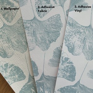 K&ouml;nnte beinhalten: Drei Muster von Tapete, Stoff und Vinyl mit einem Ginkgoblatt-Muster. Die Muster sind mit "1. Tapete", "2. Klebstoffgewebe" und "3. Klebstoffvinyl" beschriftet.