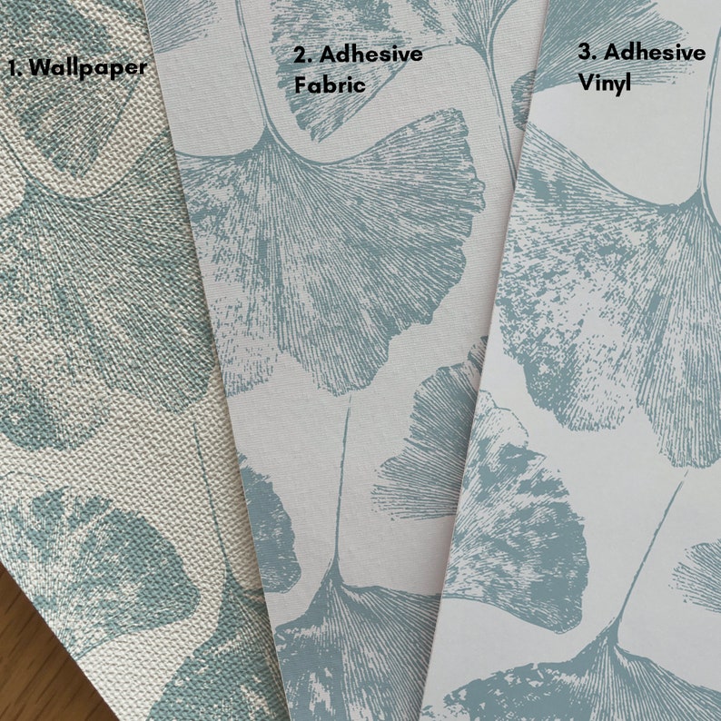K&ouml;nnte beinhalten: Drei Muster von Tapete, Stoff und Vinyl mit einem Ginkgoblatt-Muster. Die Muster sind mit "1. Tapete", "2. Klebstoffgewebe" und "3. Klebstoffvinyl" beschriftet.