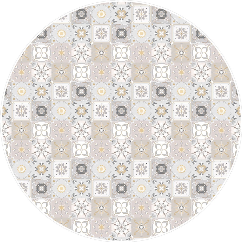 Op de afbeelding: Een cirkelvormig patroon met een herhalend patroon van grijze, witte en beige tegels met bloem- en geometrische vormen.
