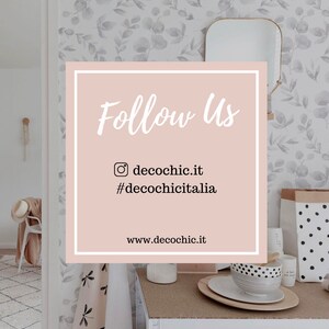 K&ouml;nnte beinhalten: Eine rosa-wei&szlig;e Grafik mit dem Text "Follow Us" und dem Social-Media-Handle "@decochic.it" sowie dem Hashtag "#decochicitalia". Die Grafik enth&auml;lt auch die Website-Adresse "www.decochic.it".