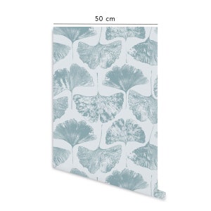 K&ouml;nnte beinhalten: Eine Rolle blaue und wei&szlig;e Tapete mit einem sich wiederholenden Muster aus Ginkgobl&auml;ttern. Die Tapete ist 50 cm breit.