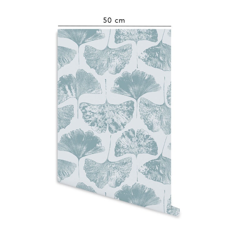 K&ouml;nnte beinhalten: Eine Rolle blaue und wei&szlig;e Tapete mit einem sich wiederholenden Muster aus Ginkgobl&auml;ttern. Die Tapete ist 50 cm breit.