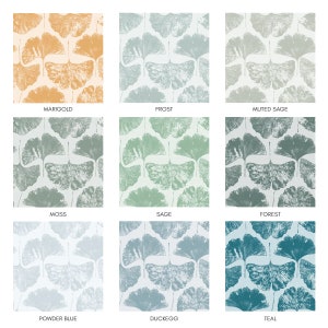 K&ouml;nnte beinhalten: Neun verschiedene Farbvarianten einer Tapete mit Ginkgoblatt-Muster. Die Farben umfassen Marigold, Frost, ged&auml;mpftes Salbei, Moos, Salbei, Wald, Puderblau, Enteneier und Teal.