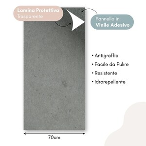 May include: A rectangular gray adhesive vinyl panel, 70cm wide, with a protective transparent layer. Features include scratch resistance, easy cleaning, durability, and water resistance. Text in Italian.