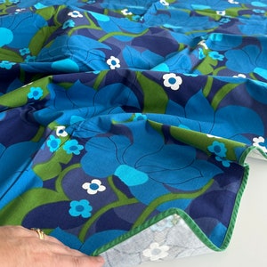 Tovaglia vintage anni '70 blu, tessuto floreale audace verde, arte murale scandinava, cuscini. Mezzo secolo. immagine 6