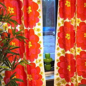 Vintage Zweedse katoenen keukengordijnen: roze-oranje bloemen, jaren 70 midden van de eeuw (set van 2)