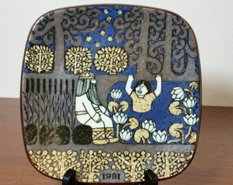 Arabia wall plate 1981 Kalevala design Raija Uosikkinen. Finland