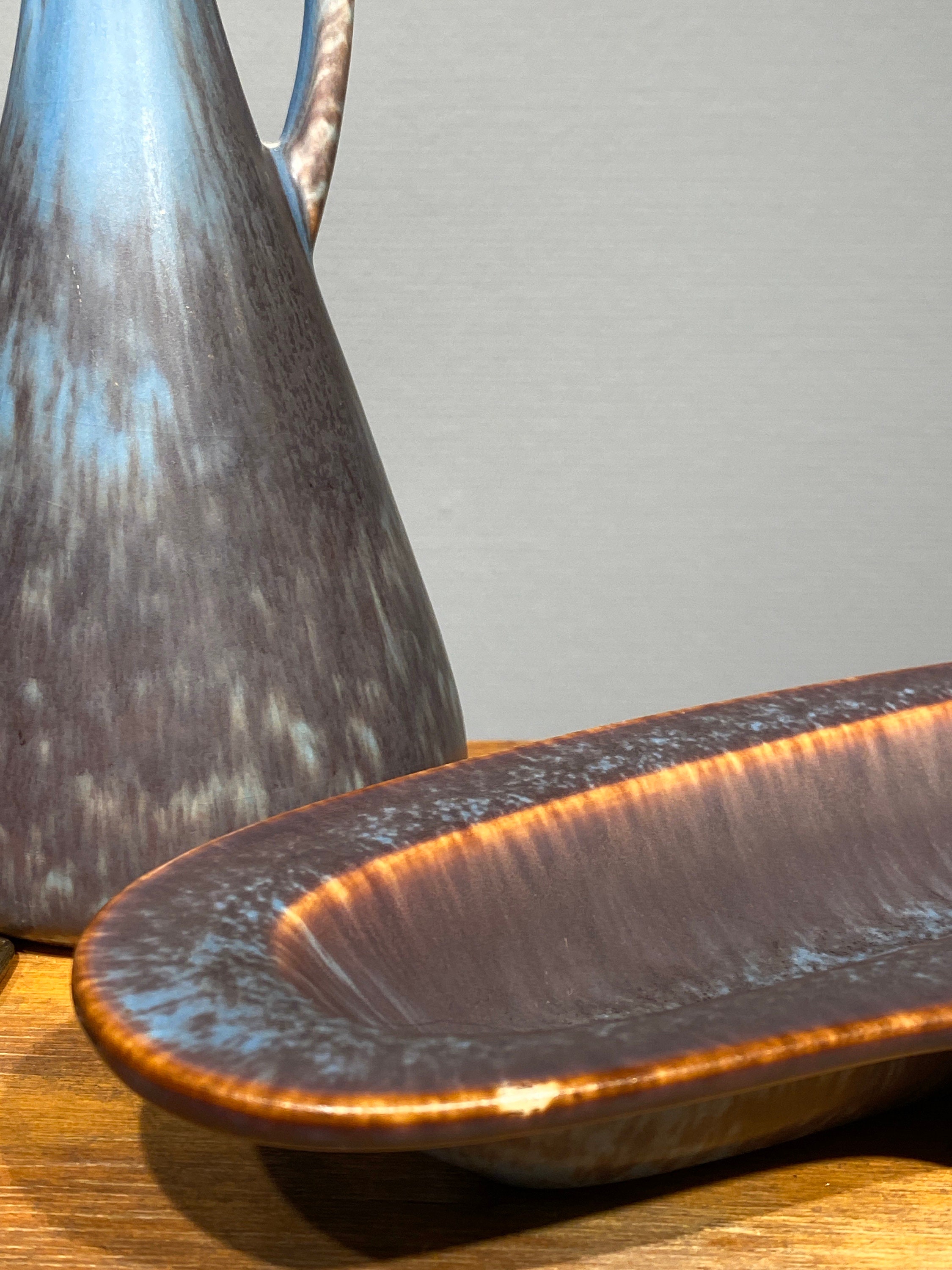 Gunnar Nylund による美術陶器のエンターピース、アトミック ブルー