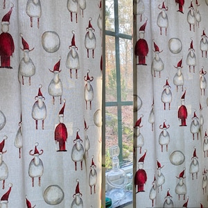 Scandinavische vintage gordijnen van Zweedse kerststof met lam met kerstmuts.