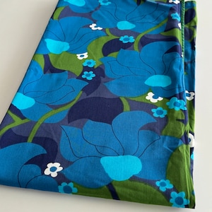 Tovaglia vintage anni '70 blu, tessuto floreale audace verde, arte murale scandinava, cuscini. Mezzo secolo. immagine 8