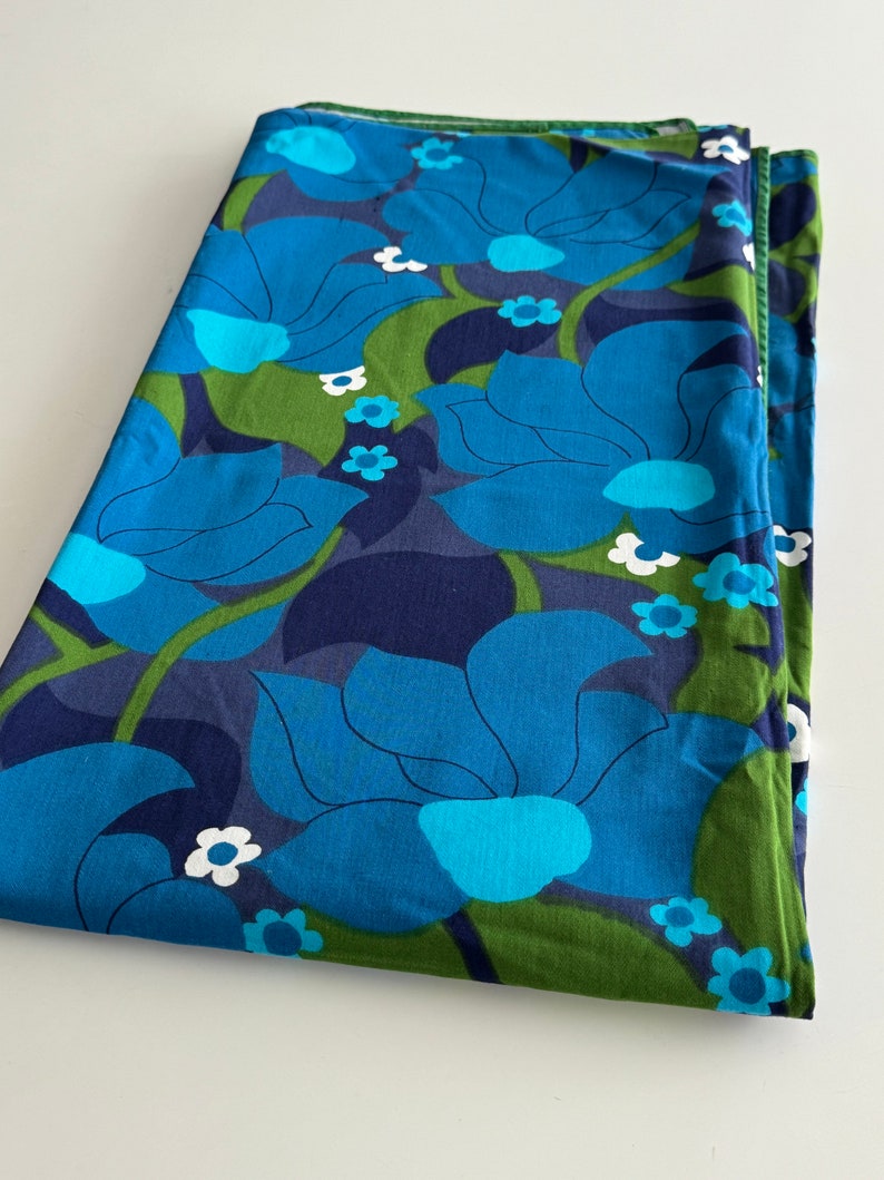 Tovaglia vintage anni '70 blu, tessuto floreale audace verde, arte murale scandinava, cuscini. Mezzo secolo. immagine 8
