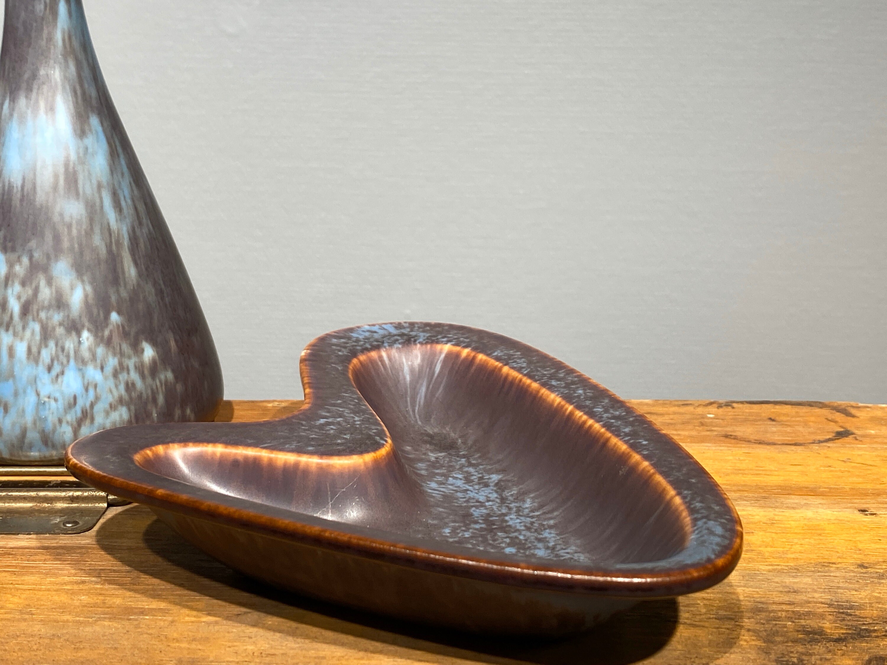 Gunnar Nylund による美術陶器のエンターピース、アトミック ブルー