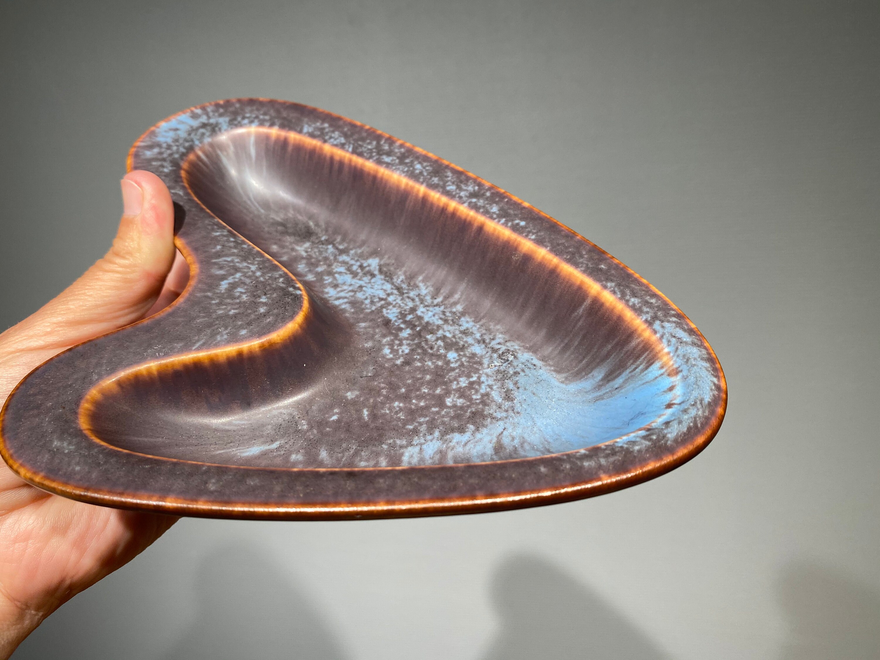 Gunnar Nylund による美術陶器のエンターピース、アトミック ブルー